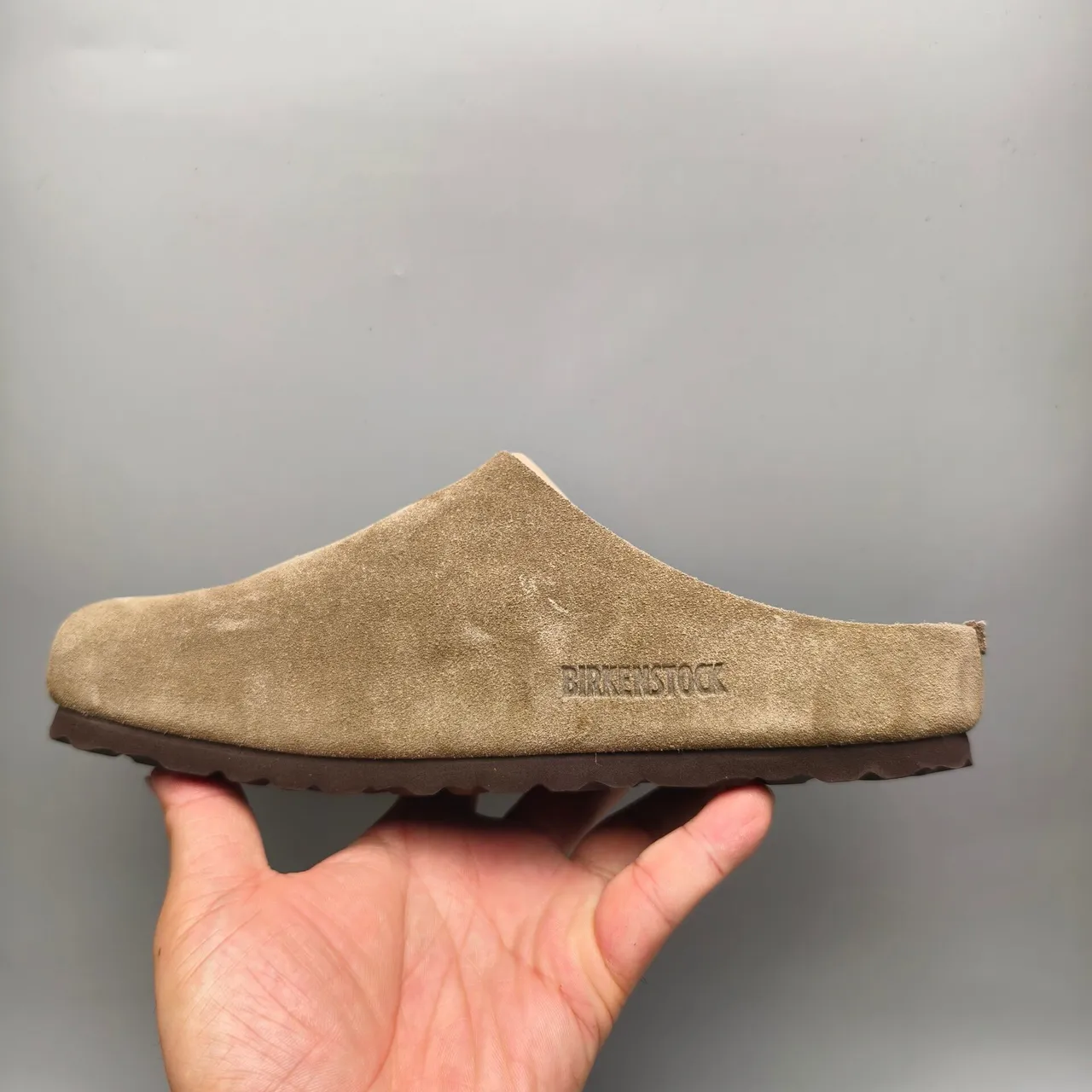 Birkenstock Boston सुड टैन स्लिपर्स 7