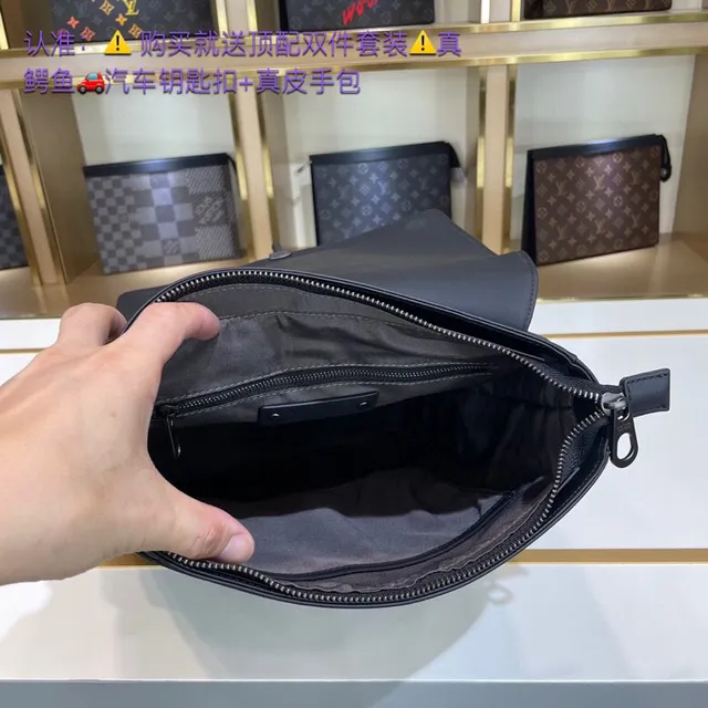 Bottega Veneta Intrecciato 黑色编织皮革翻盖式休闲背包 2