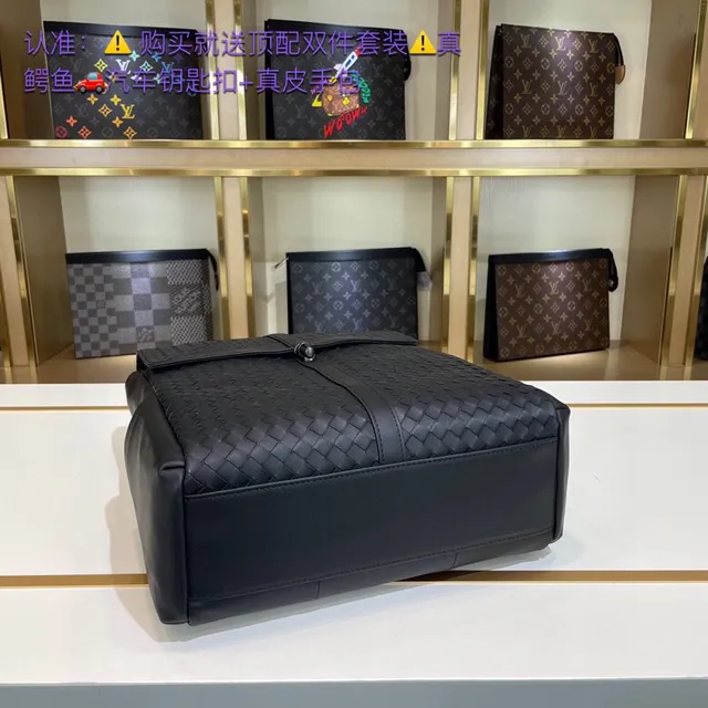 Bottega Veneta Intrecciato 黑色编织皮革翻盖式休闲背包 3