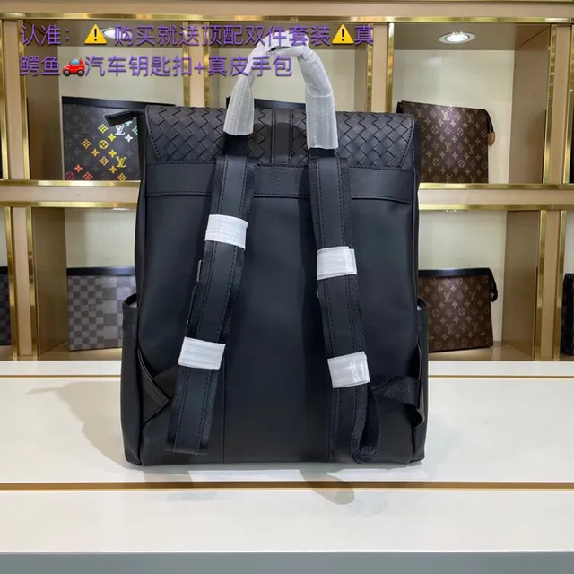 Bottega Veneta Intrecciato 黑色编织皮革翻盖式休闲背包 4