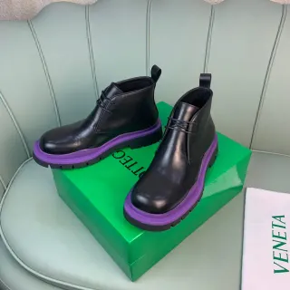 Bottega Veneta Le Cagole काले और बैंगनी एंक्ल बूट्स