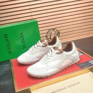 Bottega Veneta অফ-হোয়াইট এবং বাদামী সুয়েড লাইফস্টাইল স্নিকার্স