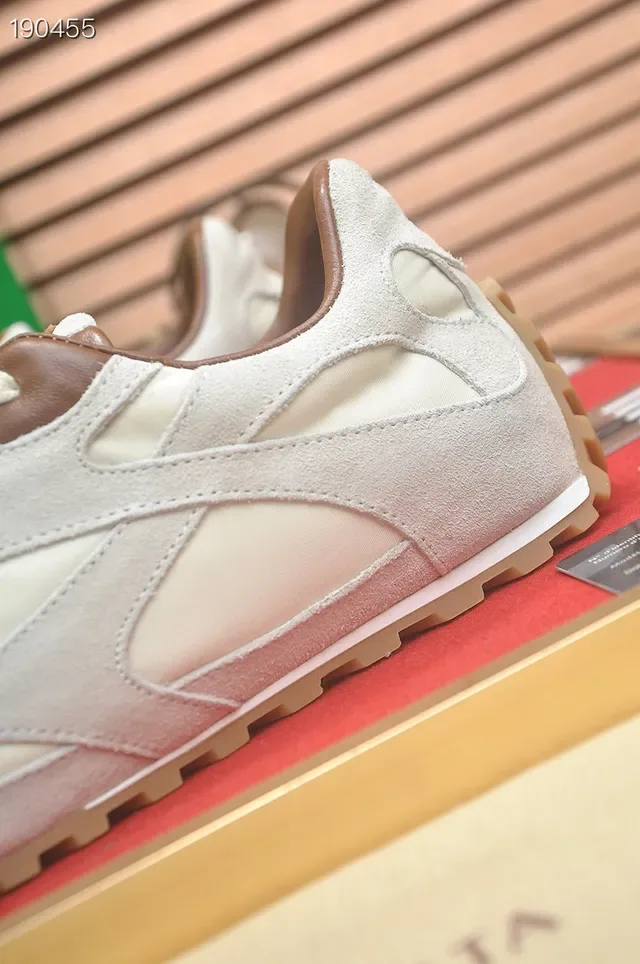 Bottega Veneta Sneakers Lifestyle en Daim Off-White et Marron 3