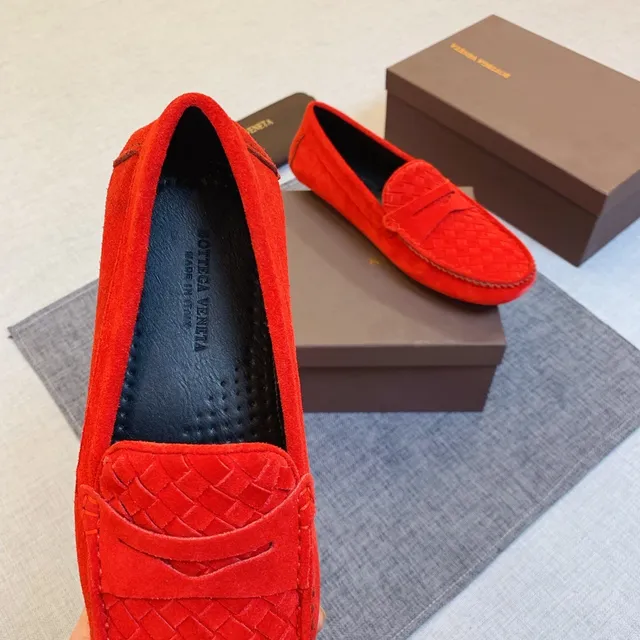 Bottega Veneta Woven Intrecciato Mocasines de Ante Rojo 2
