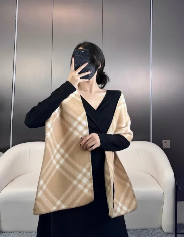 Burberry বেইজ এবং অফ-হোয়াইট চেক ক্যাশমির স্কার্ফ 2