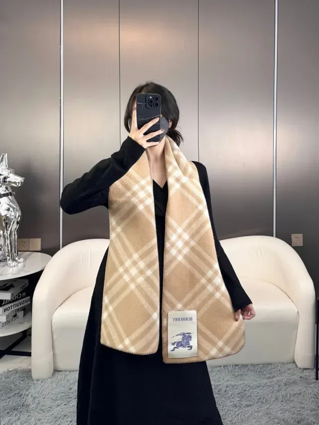 Burberry বেইজ এবং অফ-হোয়াইট চেক ক্যাশমির স্কার্ফ 3