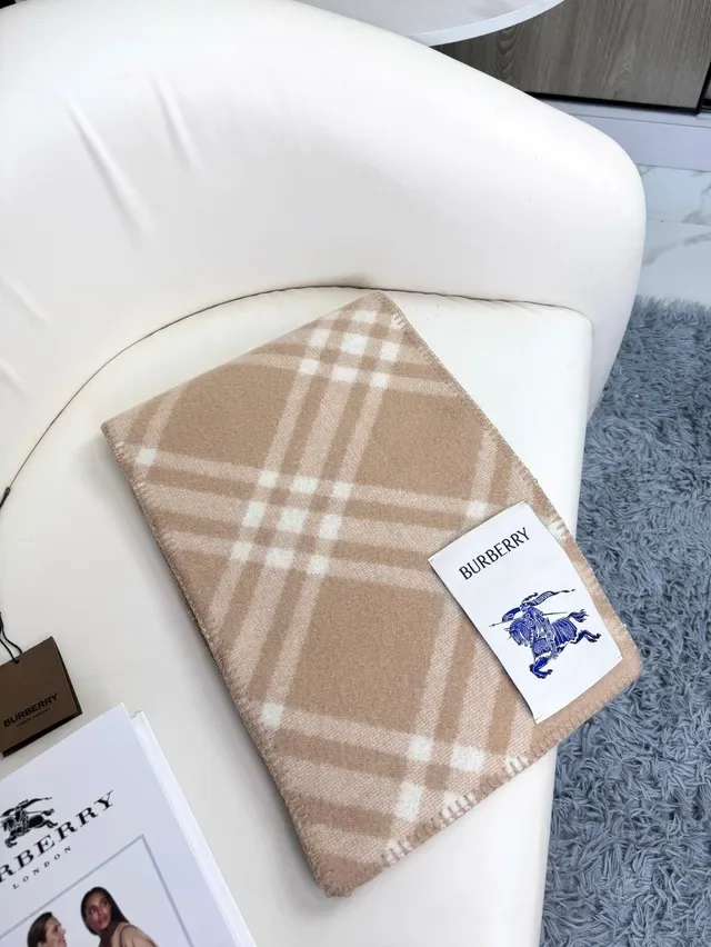 Burberry বেইজ এবং অফ-হোয়াইট চেক ক্যাশমির স্কার্ফ 5