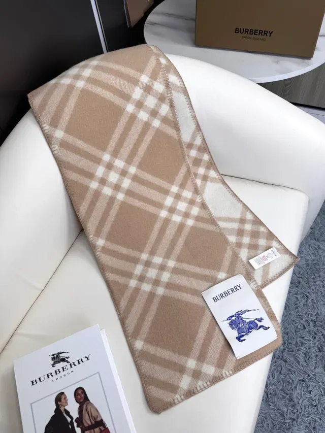 Burberry বেইজ এবং অফ-হোয়াইট চেক ক্যাশমির স্কার্ফ 6