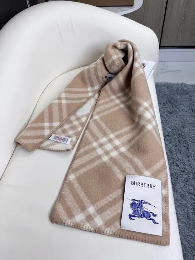 Burberry বেইজ এবং অফ-হোয়াইট চেক ক্যাশমির স্কার্ফ 7