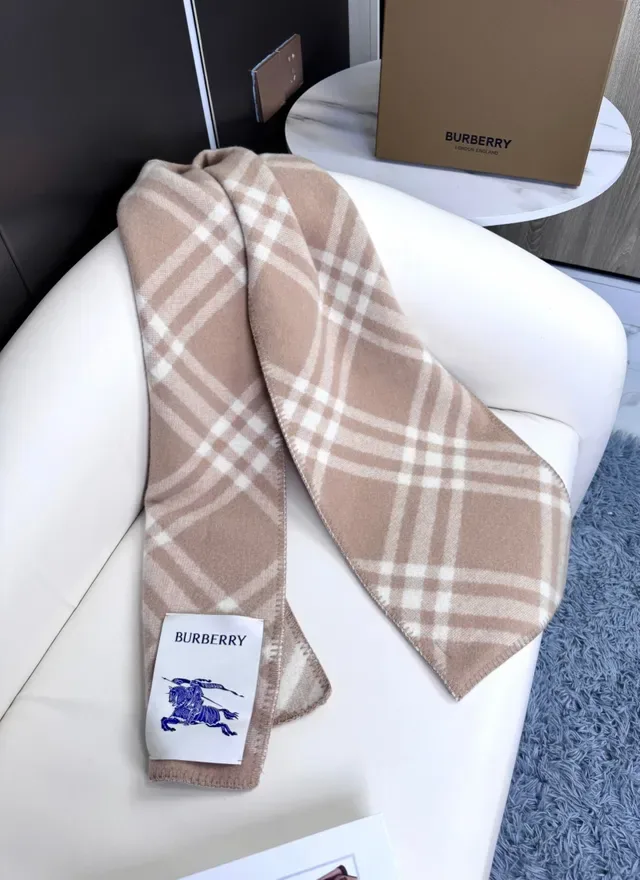 Burberry বেইজ এবং অফ-হোয়াইট চেক ক্যাশমির স্কার্ফ 8