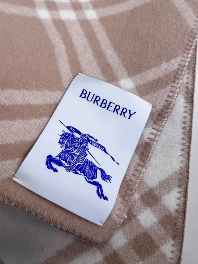 Burberry বেইজ এবং অফ-হোয়াইট চেক ক্যাশমির স্কার্ফ 9