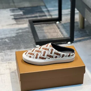 Burberry بيج وبني منقوش كانفاس سهل الارتداء موزة أحذية كاجوال