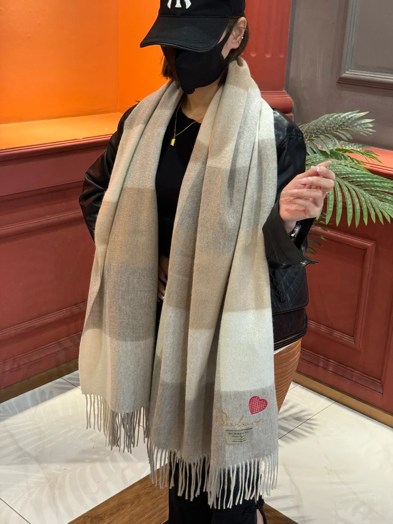 Burberry 米色灰色 大格纹 流苏边 羊绒围巾 3