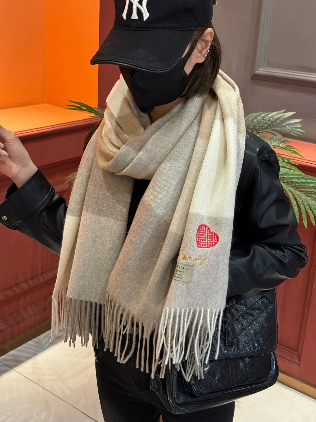 Burberry 米色灰色 大格纹 流苏边 羊绒围巾 4