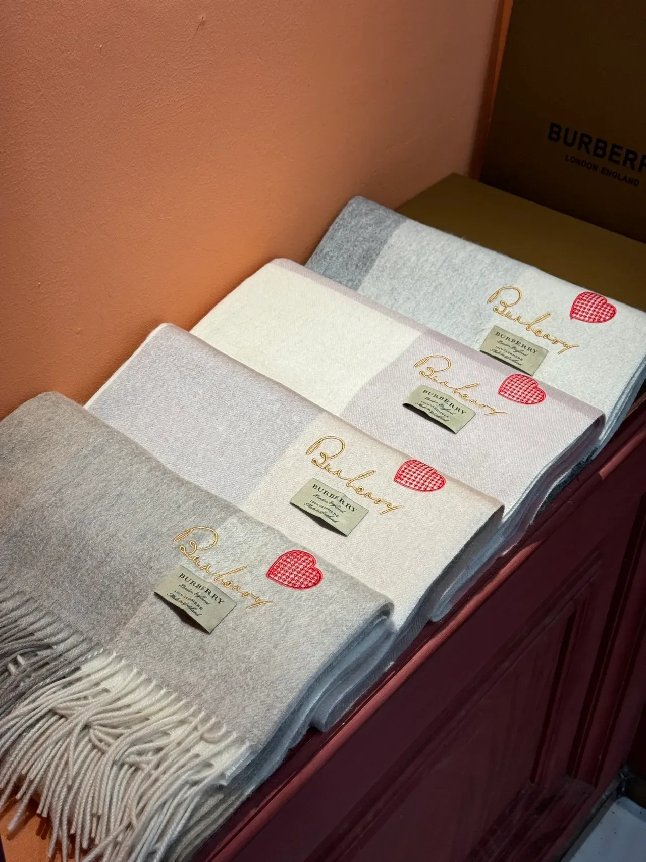 Burberry 米色灰色 大格纹 流苏边 羊绒围巾 5