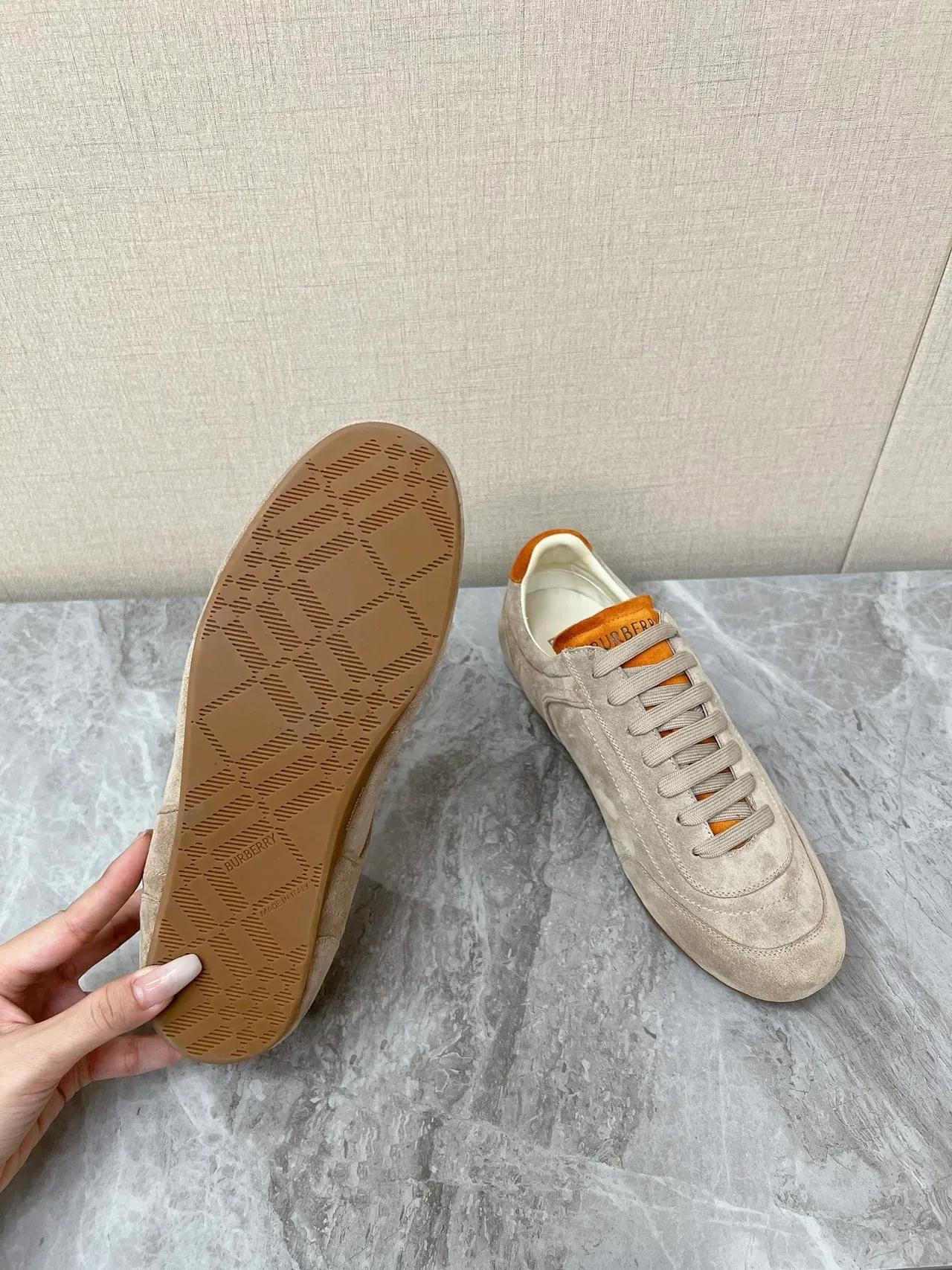 Burberry Tênis Lifestyle Bege Laranja de Camurça com Bordado de Logo de Cavaleiro Equestre 2