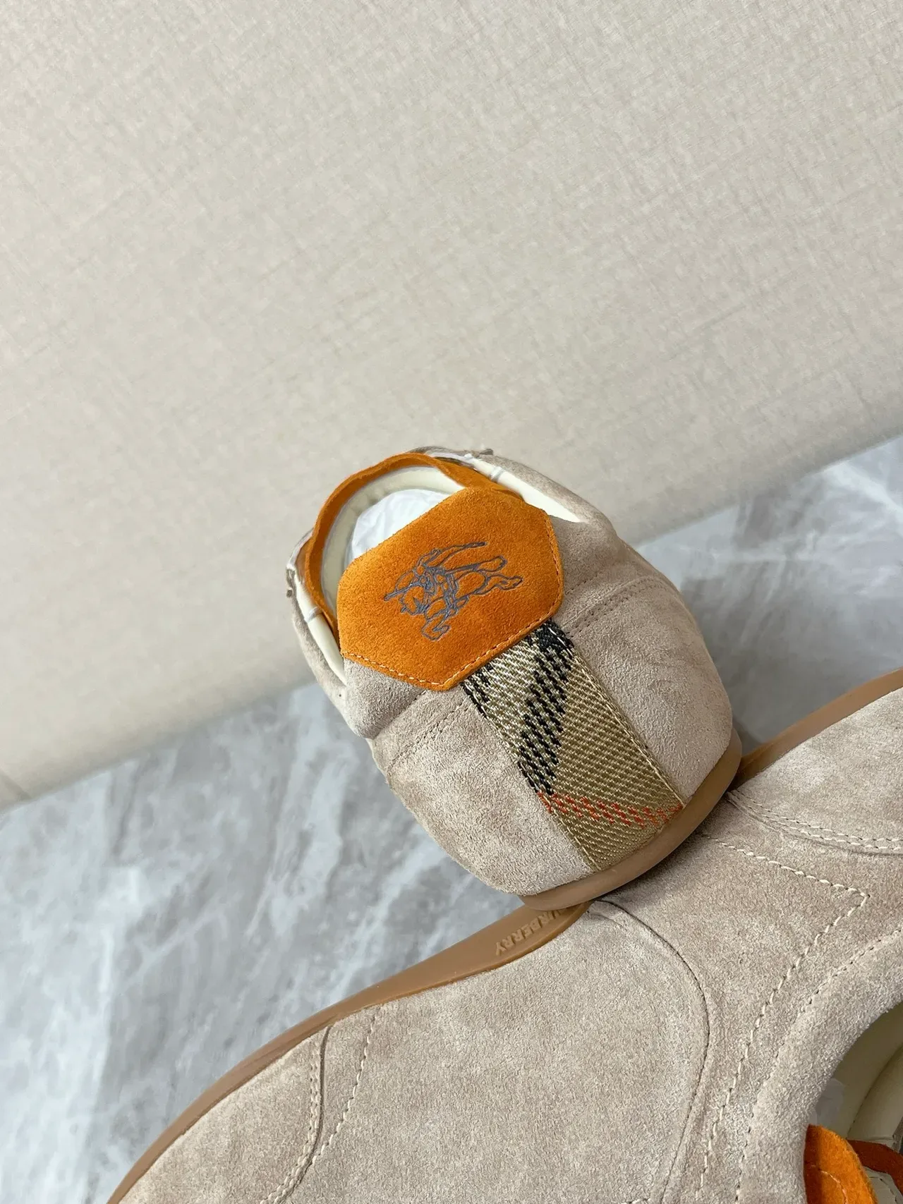 Burberry Tênis Lifestyle Bege Laranja de Camurça com Bordado de Logo de Cavaleiro Equestre 3