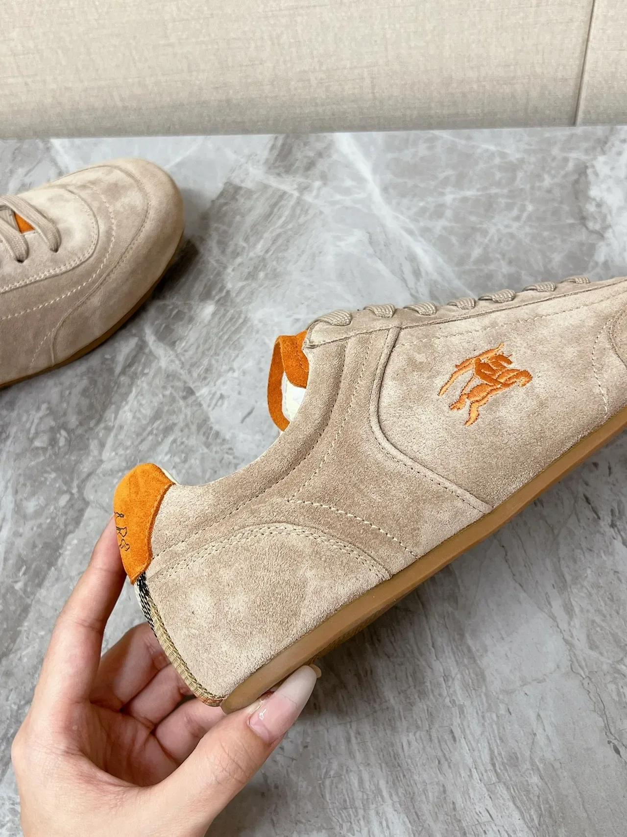 Burberry Tênis Lifestyle Bege Laranja de Camurça com Bordado de Logo de Cavaleiro Equestre 4