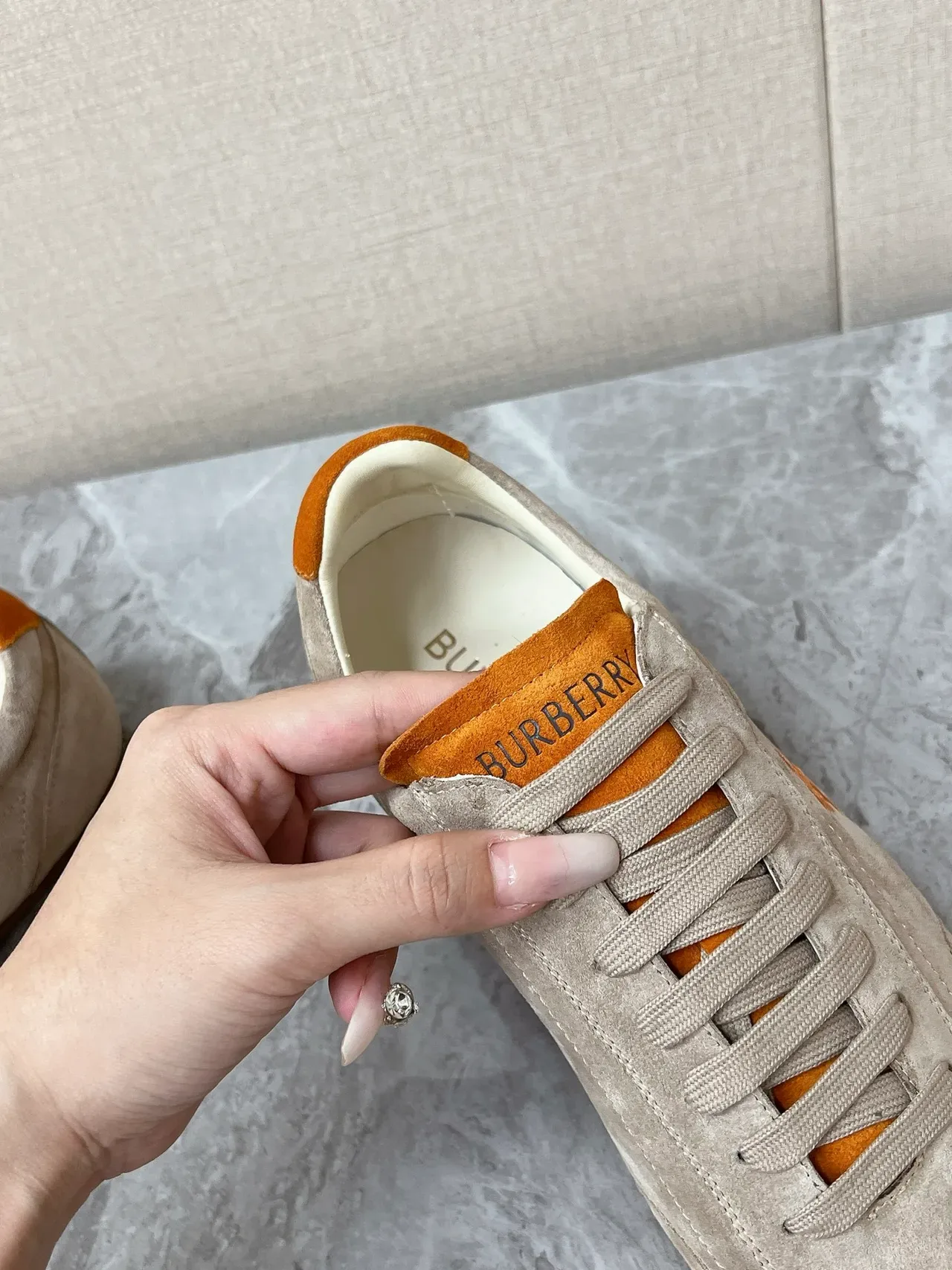 Burberry Tênis Lifestyle Bege Laranja de Camurça com Bordado de Logo de Cavaleiro Equestre 5