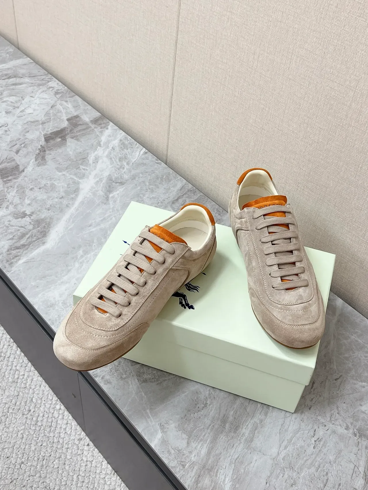 Burberry Tênis Lifestyle Bege Laranja de Camurça com Bordado de Logo de Cavaleiro Equestre 6