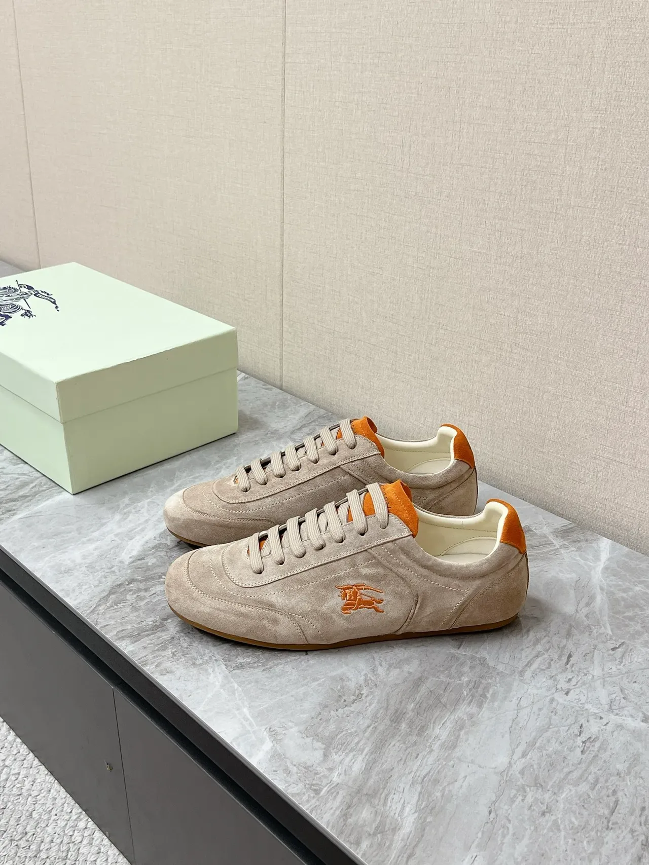 Burberry Tênis Lifestyle Bege Laranja de Camurça com Bordado de Logo de Cavaleiro Equestre 7