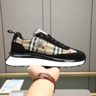 Burberry Noir Beige Sneakers Lifestyle avec motif à carreaux sur la partie supérieure en daim et recouvrements