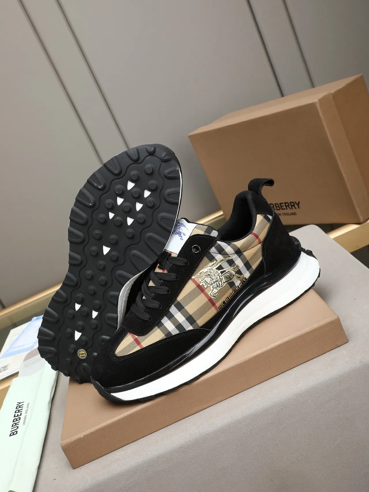 Burberry কালো বেইজ চেক-প্যাটার্ন উপর সুয়েড ওভারলে লাইফস্টাইল স্নিকার্স 4