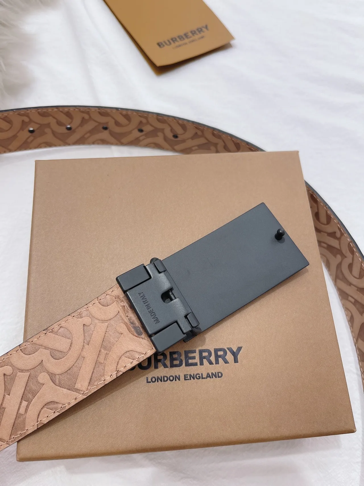 Burberry Cinturón de cuero negro beige mate rectangular hebilla monogramado interior tan cuero 4