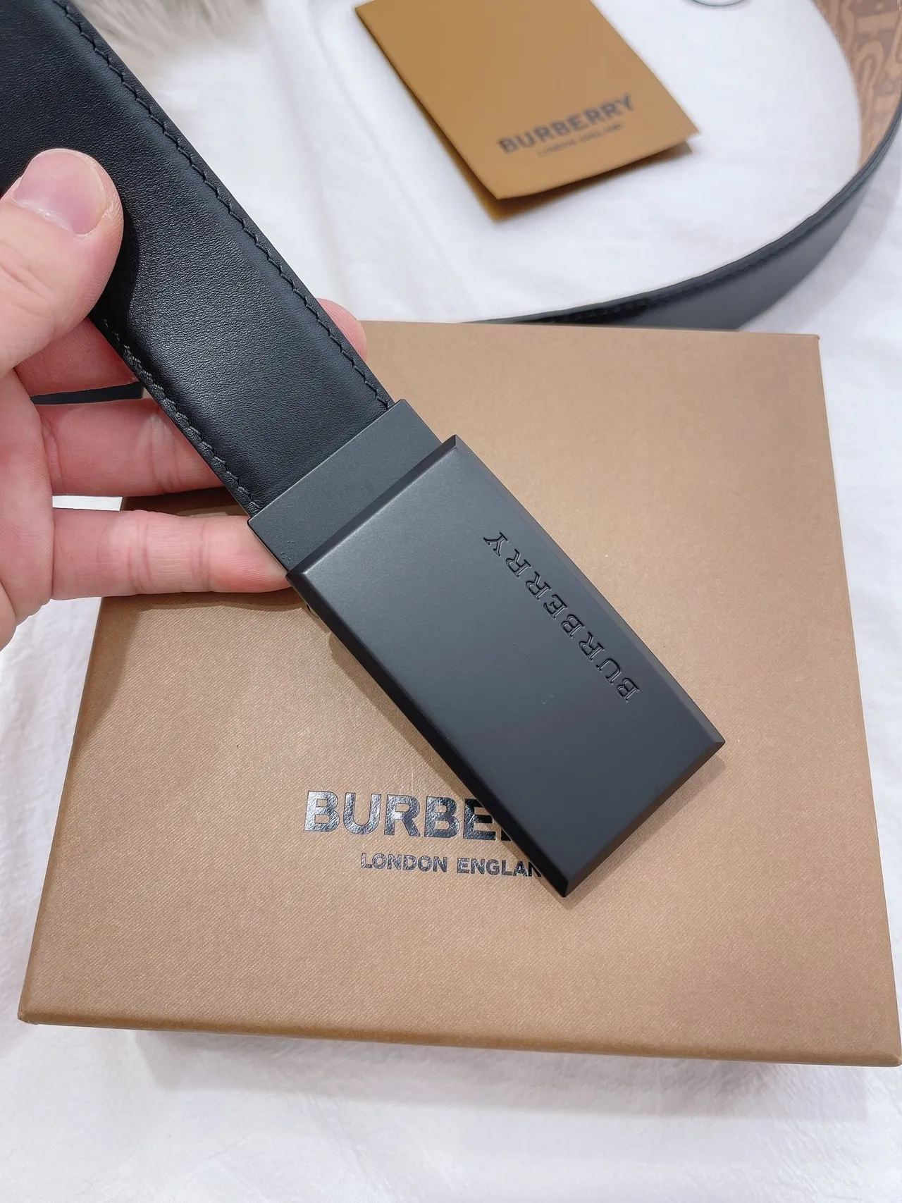 Burberry Cinturón de cuero negro beige mate rectangular hebilla monogramado interior tan cuero 5