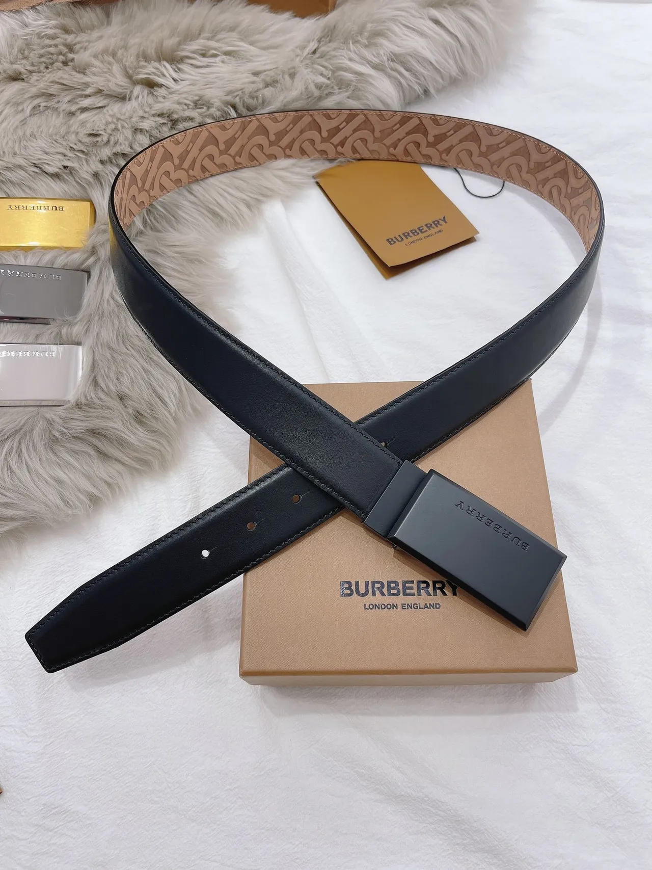 Burberry Cinturón de cuero negro beige mate rectangular hebilla monogramado interior tan cuero 6