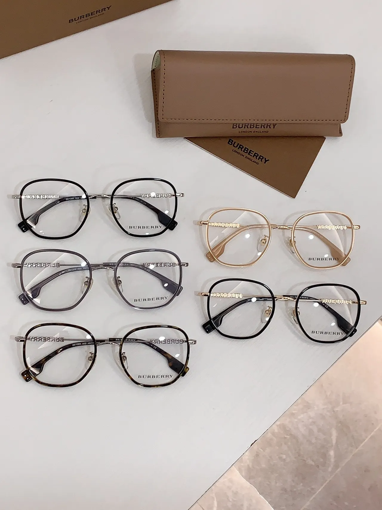 Burberry Óculos Ópticos Montura Oval Preta e Dourada Bicolor 4