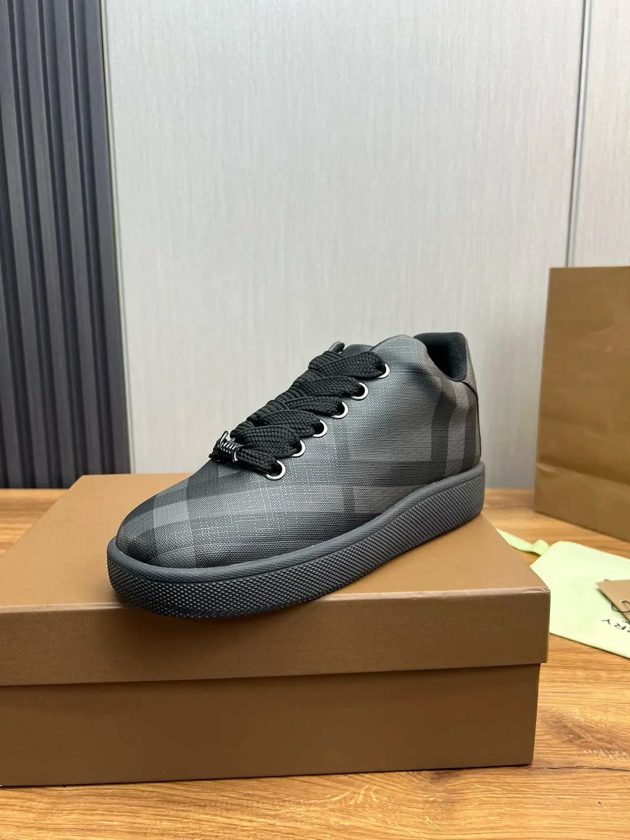 Burberry কালো ধূসর চেক-প্যাটার্নড টেক্সটাইল উপর ব্রেইডেড লেস লাইফস্টাইল স্নিকার্স 2