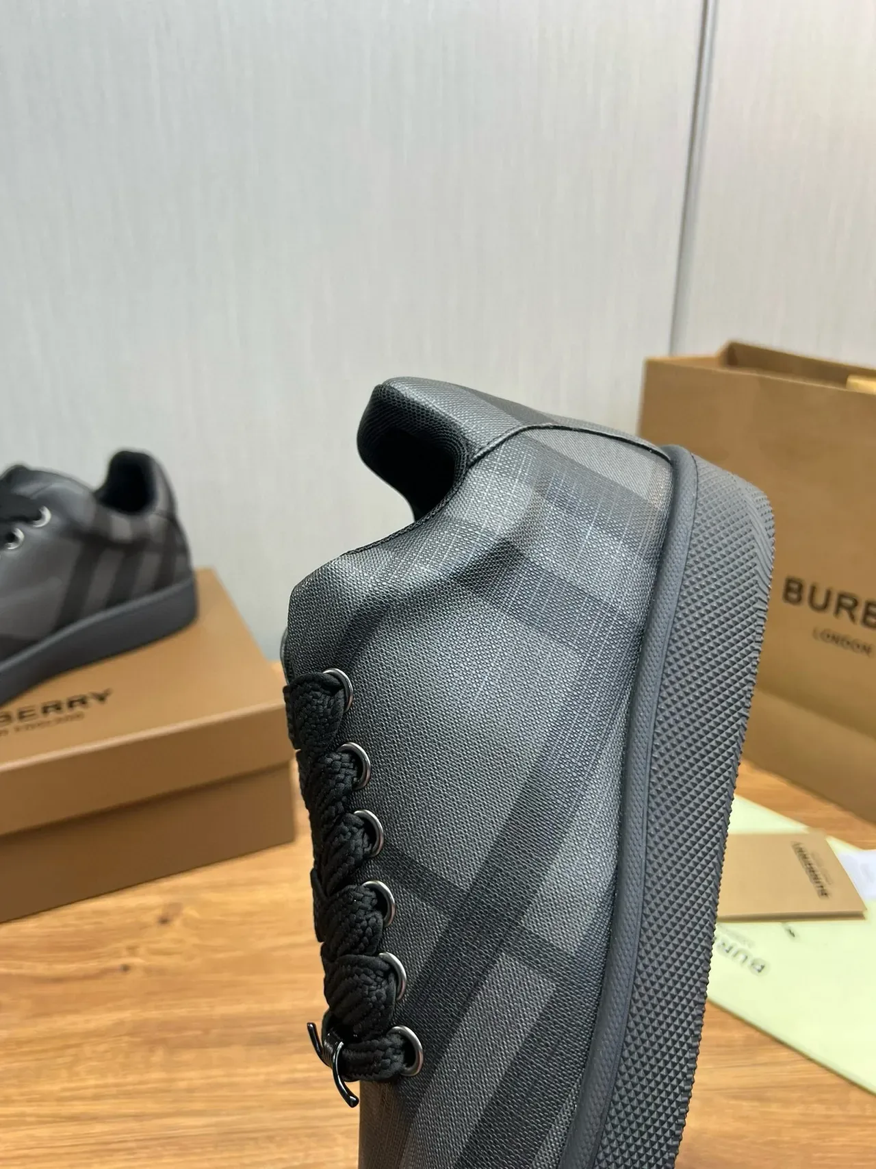 Burberry কালো ধূসর চেক-প্যাটার্নড টেক্সটাইল উপর ব্রেইডেড লেস লাইফস্টাইল স্নিকার্স 6