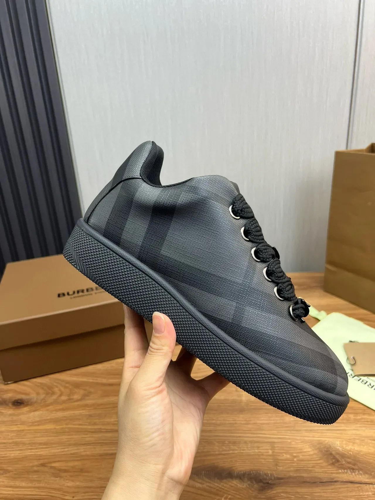 Burberry কালো ধূসর চেক-প্যাটার্নড টেক্সটাইল উপর ব্রেইডেড লেস লাইফস্টাইল স্নিকার্স 8
