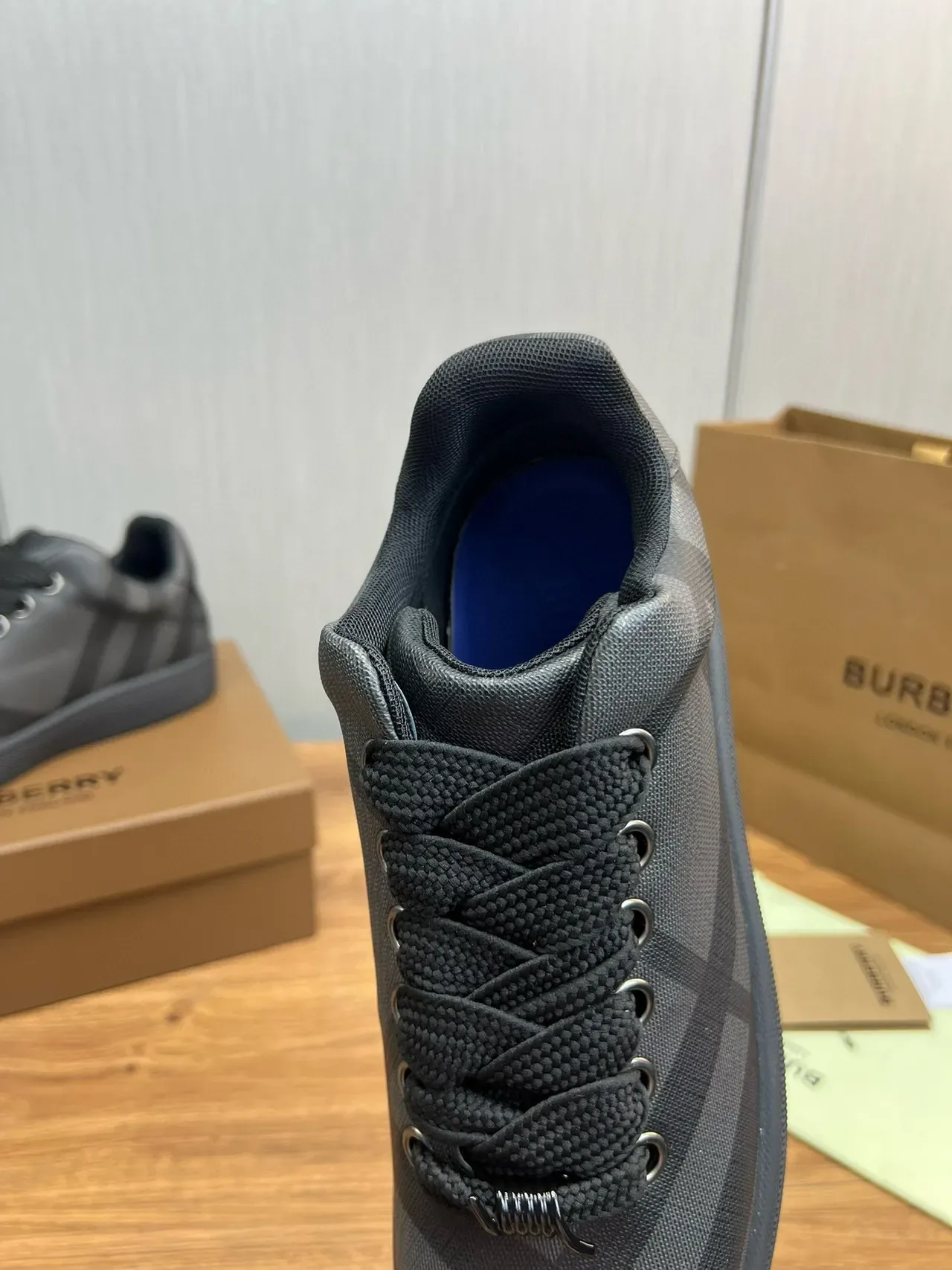 Burberry কালো ধূসর চেক-প্যাটার্নড টেক্সটাইল উপর ব্রেইডেড লেস লাইফস্টাইল স্নিকার্স 9