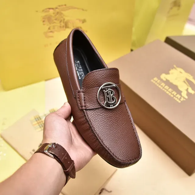 Burberry বাদামী চাঁদি পেবল্ড লেদার মেটাল TB মনোগ্রাম মেডেলিয়ন লোফার 6