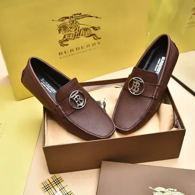 Burberry বাদামী চাঁদি পেবল্ড লেদার মেটাল TB মনোগ্রাম মেডেলিয়ন লোফার 8