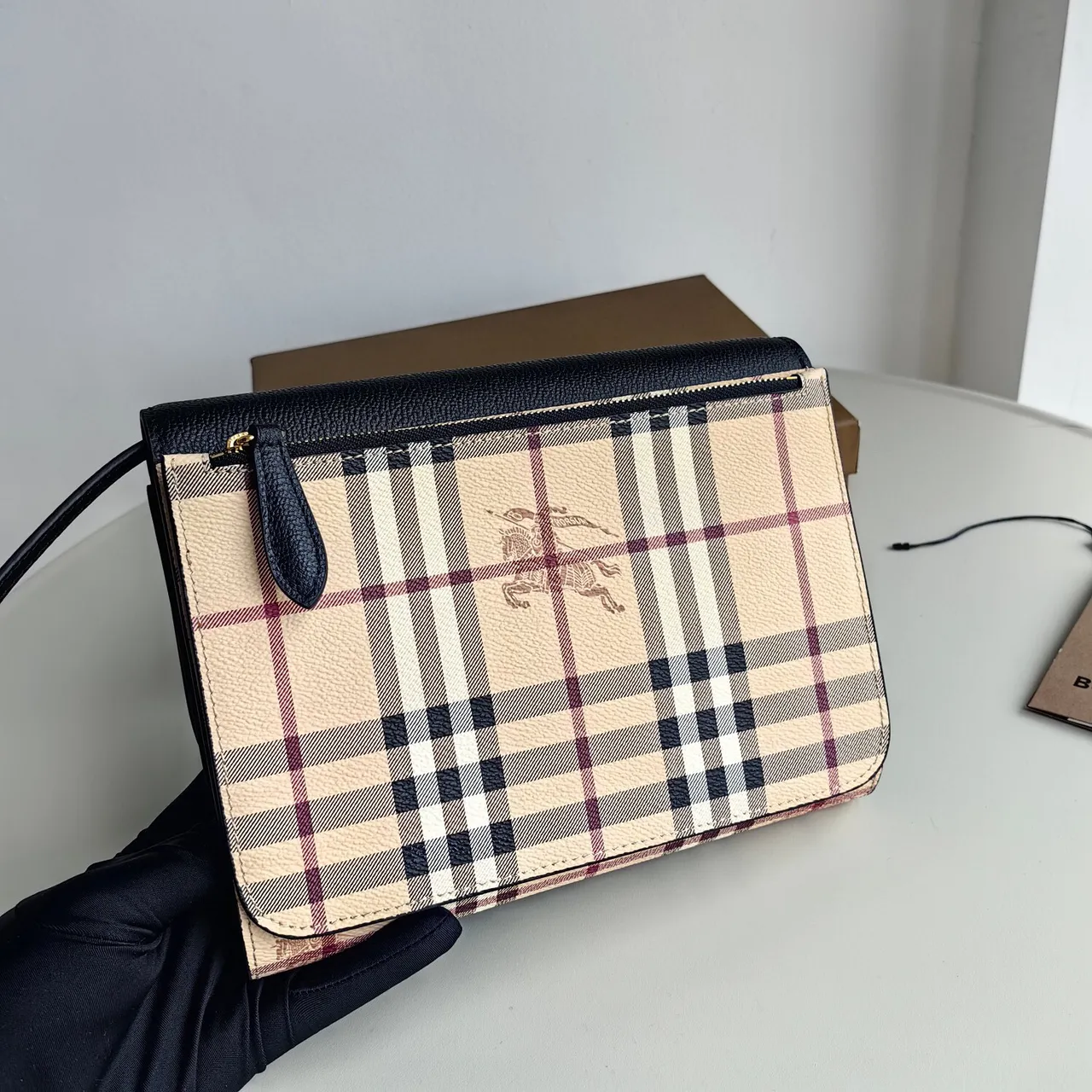 Burberry चेक फ्लैप क्रॉसबॉडी काला बेज टेक्स्चर्ड चमड़ा मेसेंजर बैग 3