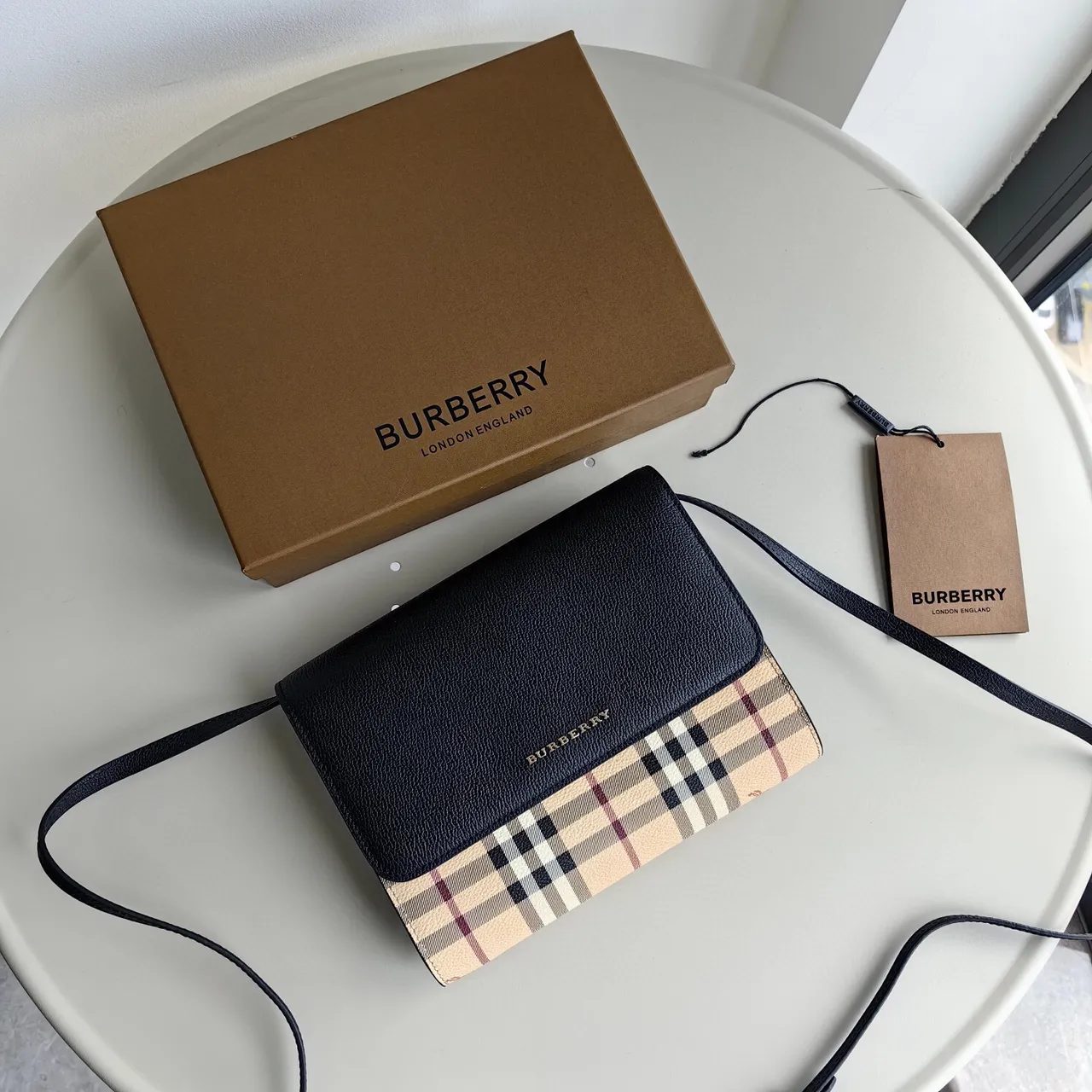 Burberry चेक फ्लैप क्रॉसबॉडी काला बेज टेक्स्चर्ड चमड़ा मेसेंजर बैग 4