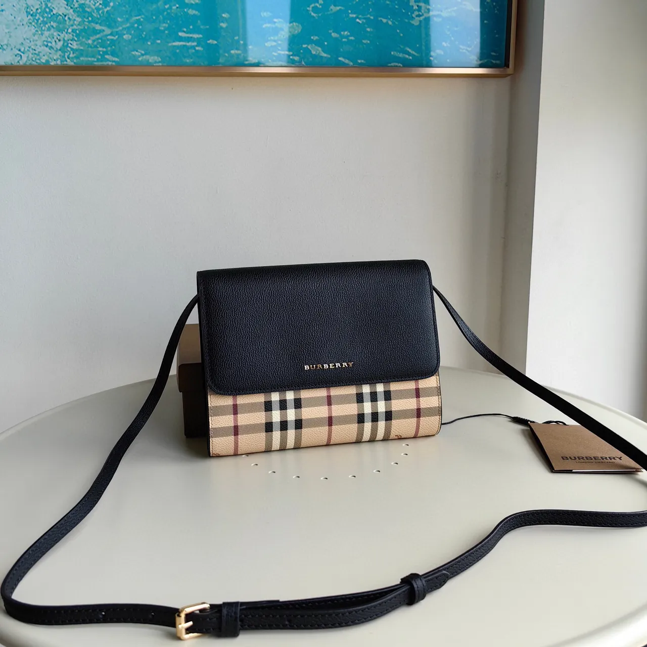 Burberry चेक फ्लैप क्रॉसबॉडी काला बेज टेक्स्चर्ड चमड़ा मेसेंजर बैग 5