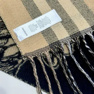 Burberry Cachecol Clássico Xadrez Bege e Preto de Caxemira