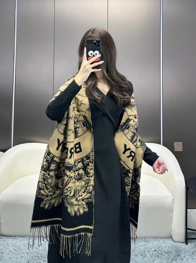 Burberry 经典格纹米色和黑色羊绒围巾 2