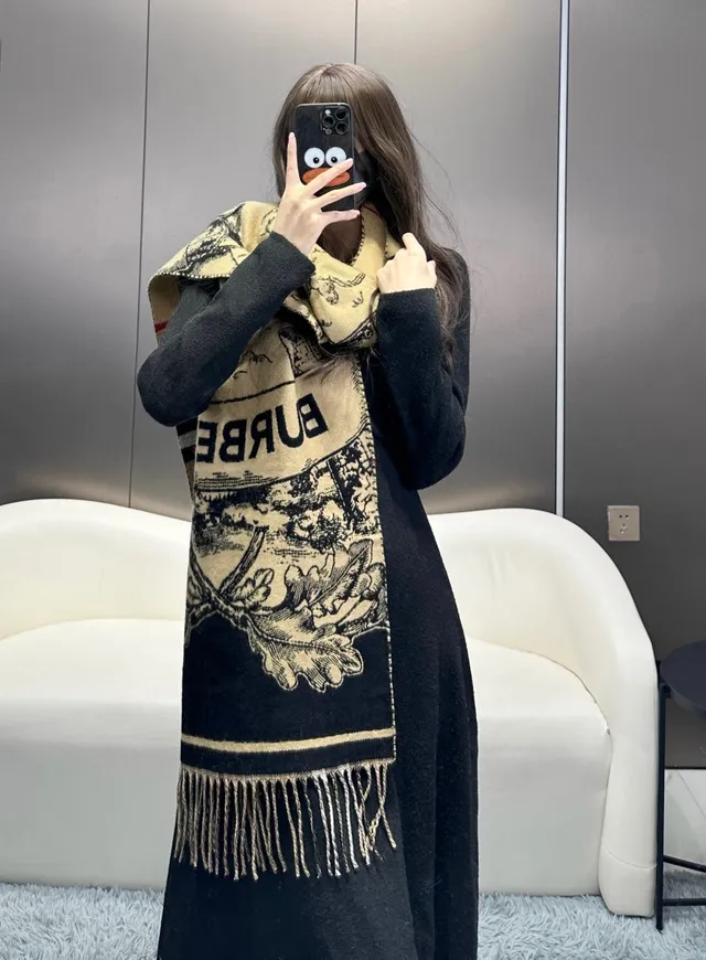 Burberry 经典格纹米色和黑色羊绒围巾 3