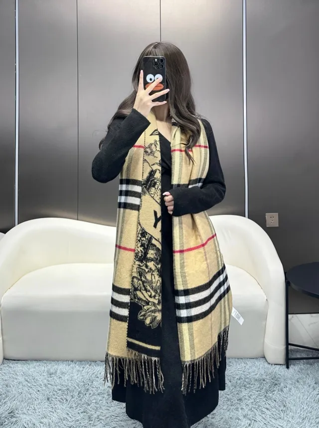 Burberry 经典格纹米色和黑色羊绒围巾 4