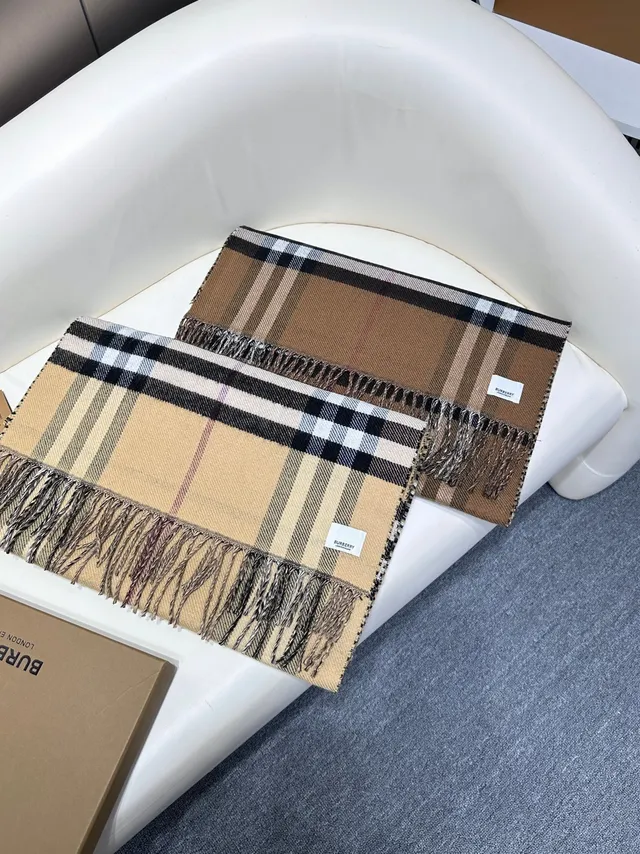 Burberry 经典格纹米色和黑色羊绒围巾 5