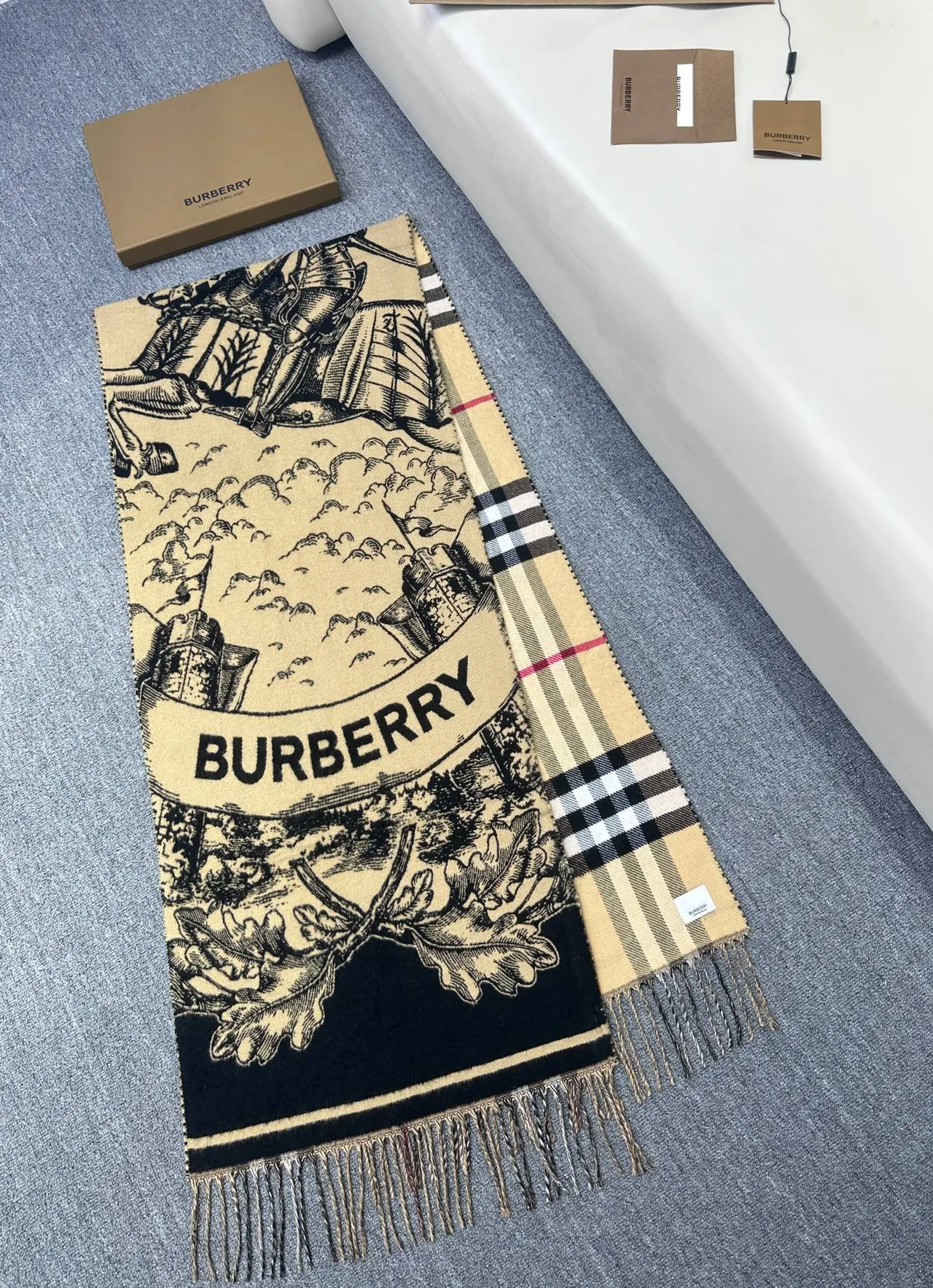 Burberry 经典格纹米色和黑色羊绒围巾 6
