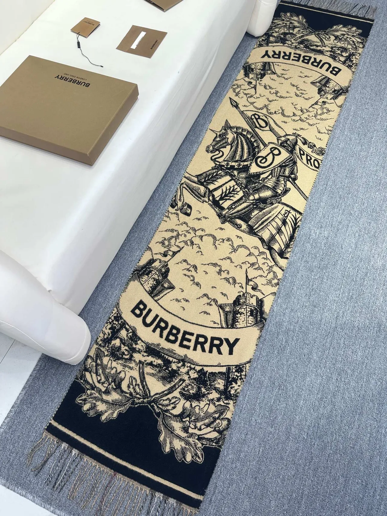 Burberry 经典格纹米色和黑色羊绒围巾 7