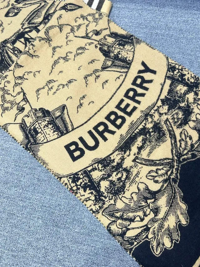 Burberry 经典格纹米色和黑色羊绒围巾 8
