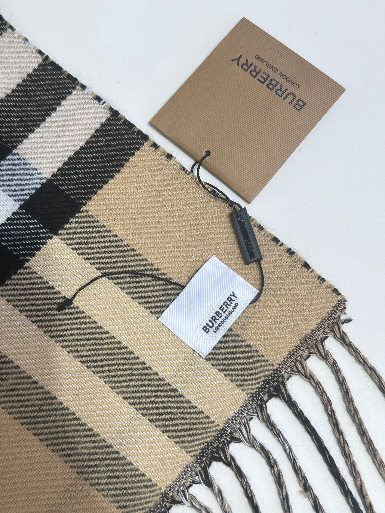 Burberry 经典格纹米色和黑色羊绒围巾 9