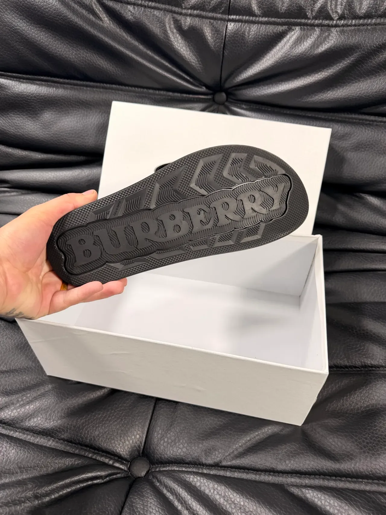 Burberry Knight رمادي وأسود Monogram نعال 2